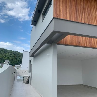 Casa Residencial com 311m², no bairro Rio Tavares em Florianópolis