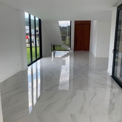 Casa Residencial com 311m², no bairro Rio Tavares em Florianópolis