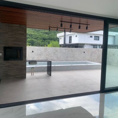 Casa Residencial com 311m², no bairro Rio Tavares em Florianópolis