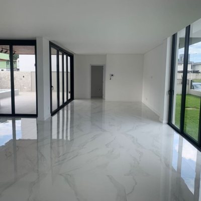 Casa Residencial com 311m², no bairro Rio Tavares em Florianópolis