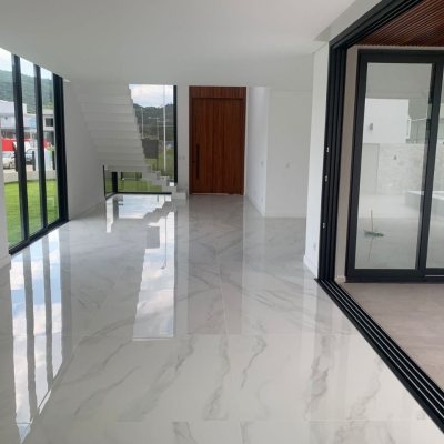 Casa Residencial com 311m², no bairro Rio Tavares em Florianópolis
