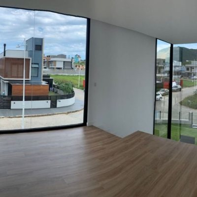 Casa Residencial com 311m², no bairro Rio Tavares em Florianópolis