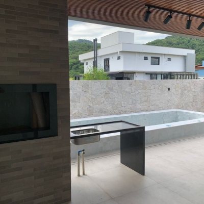 Casa Residencial com 311m², no bairro Rio Tavares em Florianópolis