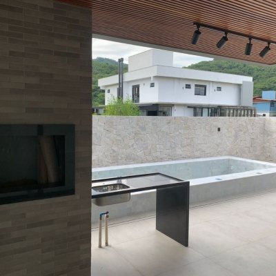 Casa Residencial com 311m², no bairro Rio Tavares em Florianópolis
