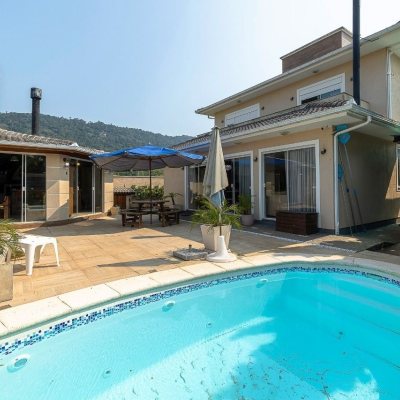 Casa Residencial com 271m², 3 quartos (sendo 3 suítes), 2 garagens, no bairro Ingleses em Florianópolis