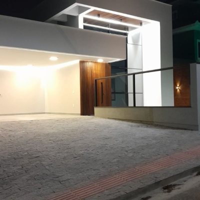 Casa Residencial com 202m², 3 quartos, 1 suíte, 2 garagens, no bairro Pedra Branca em Palhoça