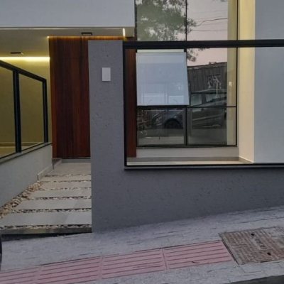 Casa Residencial com 202m², 3 quartos, 1 suíte, 2 garagens, no bairro Pedra Branca em Palhoça