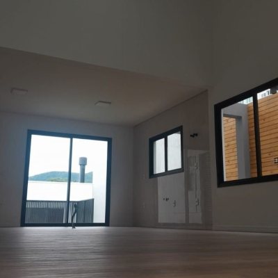 Casa Residencial com 202m², 3 quartos, 1 suíte, 2 garagens, no bairro Pedra Branca em Palhoça