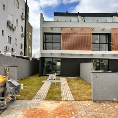 Sobrado Residencial com 201m², 3 quartos, 3 suítes, 2 garagens, no bairro Ingleses do Rio Vermelho em Florianópolis