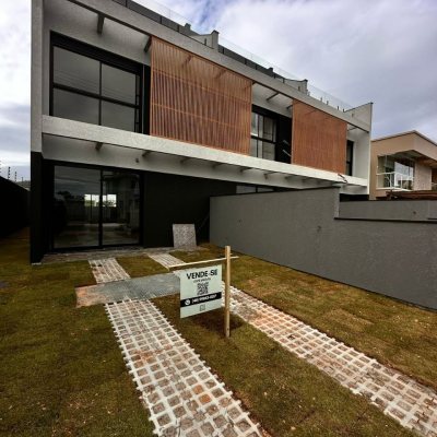 Sobrado Residencial com 201m², 3 quartos, 3 suítes, 2 garagens, no bairro Ingleses do Rio Vermelho em Florianópolis