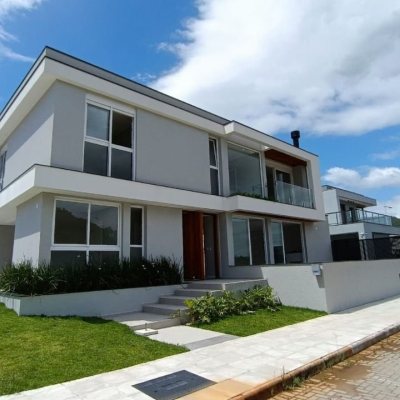 Casa Residencial com 227m², 3 quartos, 3 suítes, 2 garagens, no bairro Rio Tavares em Florianópolis