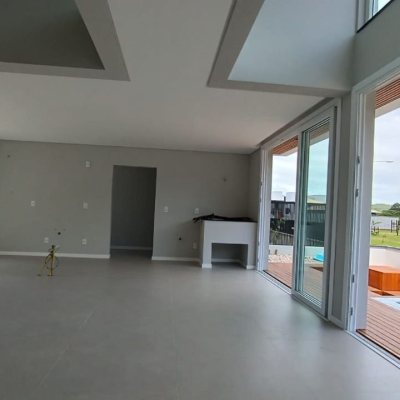 Casa Residencial com 227m², 3 quartos, 3 suítes, 2 garagens, no bairro Rio Tavares em Florianópolis