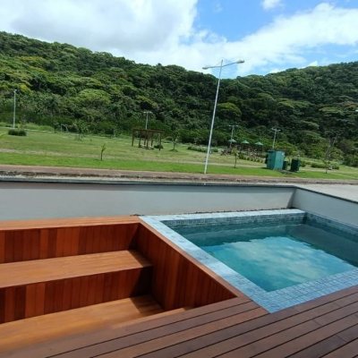 Casa Residencial com 227m², 3 quartos, 3 suítes, 2 garagens, no bairro Rio Tavares em Florianópolis