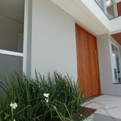 Casa Residencial com 227m², 3 quartos, 3 suítes, 2 garagens, no bairro Rio Tavares em Florianópolis