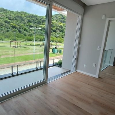 Casa Residencial com 227m², 3 quartos, 3 suítes, 2 garagens, no bairro Rio Tavares em Florianópolis