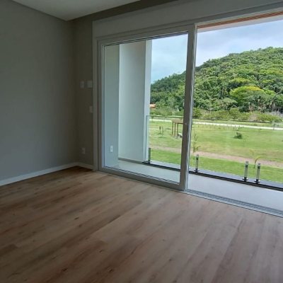 Casa Residencial com 227m², 3 quartos, 3 suítes, 2 garagens, no bairro Rio Tavares em Florianópolis
