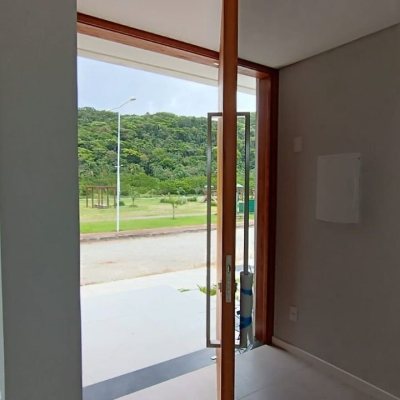 Casa Residencial com 227m², 3 quartos, 3 suítes, 2 garagens, no bairro Rio Tavares em Florianópolis