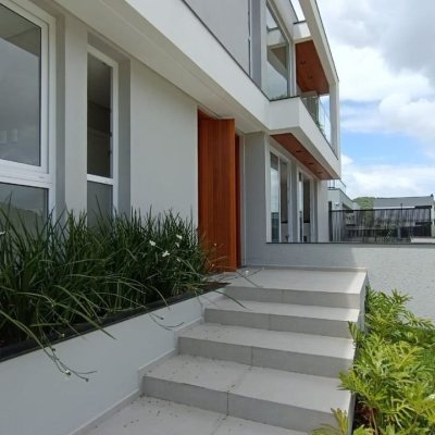 Casa Residencial com 227m², 3 quartos, 3 suítes, 2 garagens, no bairro Rio Tavares em Florianópolis