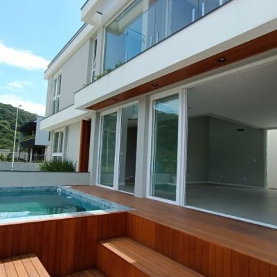 Casa Residencial com 227m², 3 quartos, 3 suítes, 2 garagens, no bairro Rio Tavares em Florianópolis