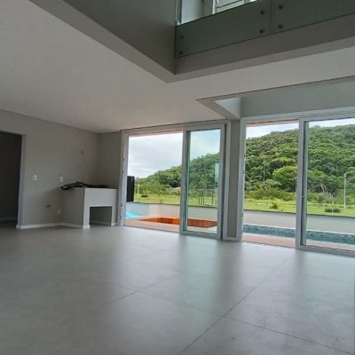 Casa Residencial com 227m², 3 quartos, 3 suítes, 2 garagens, no bairro Rio Tavares em Florianópolis