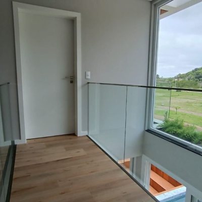 Casa Residencial com 227m², 3 quartos, 3 suítes, 2 garagens, no bairro Rio Tavares em Florianópolis