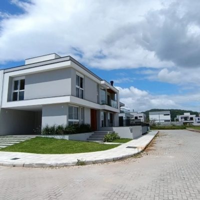Casa Residencial com 227m², 3 quartos, 3 suítes, 2 garagens, no bairro Rio Tavares em Florianópolis