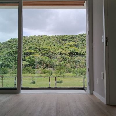 Casa Residencial com 227m², 3 quartos, 3 suítes, 2 garagens, no bairro Rio Tavares em Florianópolis