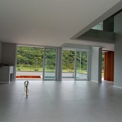 Casa Residencial com 227m², 3 quartos, 3 suítes, 2 garagens, no bairro Rio Tavares em Florianópolis