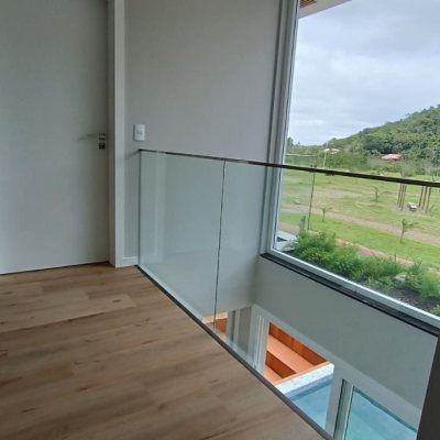 Casa Residencial com 227m², 3 quartos, 3 suítes, 2 garagens, no bairro Rio Tavares em Florianópolis