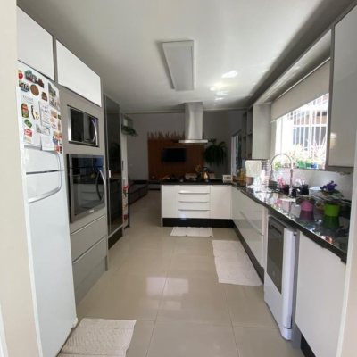 Casa Residencial com 360m², 4 quartos, 3 suítes, 2 garagens, no bairro Ingleses do Rio Vermelho em Florianópolis