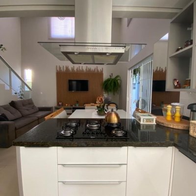 Casa Residencial com 360m², 4 quartos, 3 suítes, 2 garagens, no bairro Ingleses do Rio Vermelho em Florianópolis