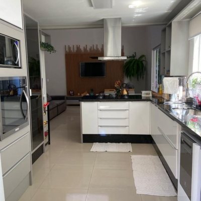 Casa Residencial com 360m², 4 quartos, 3 suítes, 2 garagens, no bairro Ingleses do Rio Vermelho em Florianópolis