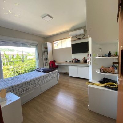 Casa Residencial com 360m², 4 quartos, 3 suítes, 2 garagens, no bairro Ingleses do Rio Vermelho em Florianópolis