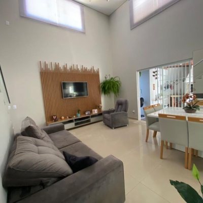 Casa Residencial com 360m², 4 quartos, 3 suítes, 2 garagens, no bairro Ingleses do Rio Vermelho em Florianópolis