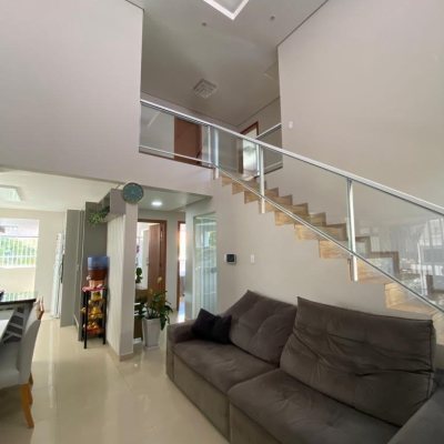 Casa Residencial com 360m², 4 quartos, 3 suítes, 2 garagens, no bairro Ingleses do Rio Vermelho em Florianópolis