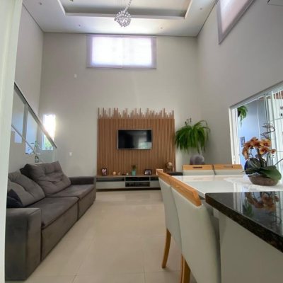 Casa Residencial com 360m², 4 quartos, 3 suítes, 2 garagens, no bairro Ingleses do Rio Vermelho em Florianópolis