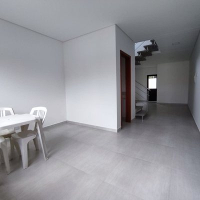 Casa Residencial com 88m², 2 quartos, 2 suítes, 2 garagens, no bairro São João Do Rio Vermelho em Florianópolis