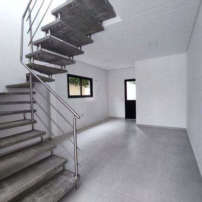 Casa Residencial com 88m², 2 quartos, 2 suítes, 2 garagens, no bairro São João Do Rio Vermelho em Florianópolis