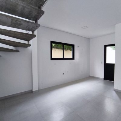 Casa Residencial com 88m², 2 quartos, 2 suítes, 2 garagens, no bairro São João Do Rio Vermelho em Florianópolis