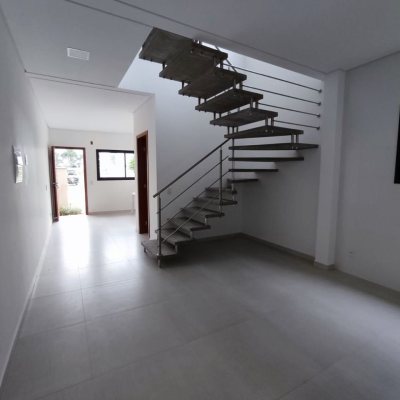 Casa Residencial com 88m², 2 quartos, 2 suítes, 2 garagens, no bairro São João Do Rio Vermelho em Florianópolis