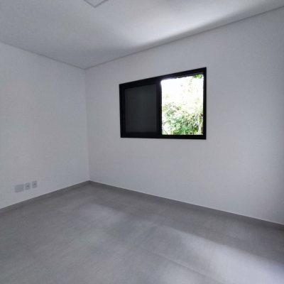 Casa Residencial com 88m², 2 quartos, 2 suítes, 2 garagens, no bairro São João Do Rio Vermelho em Florianópolis