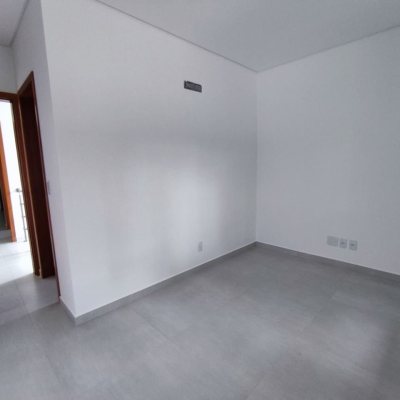 Casa Residencial com 88m², 2 quartos, 2 suítes, 2 garagens, no bairro São João Do Rio Vermelho em Florianópolis