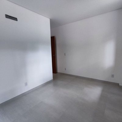 Casa Residencial com 89m², 2 quartos, 2 suítes, 2 garagens, no bairro São João Do Rio Vermelho em Florianópolis