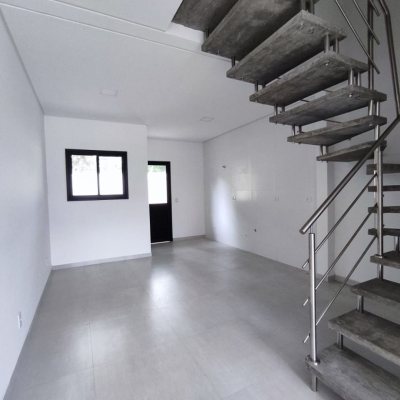 Casa Residencial com 89m², 2 quartos, 2 suítes, 2 garagens, no bairro São João Do Rio Vermelho em Florianópolis