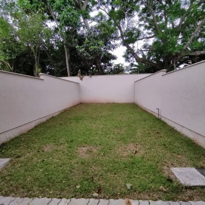 Casa Residencial com 89m², 2 quartos, 2 suítes, 2 garagens, no bairro São João Do Rio Vermelho em Florianópolis