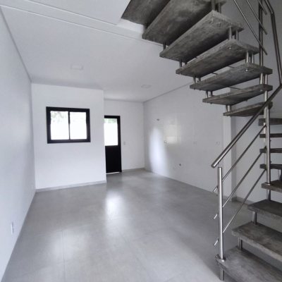 Casa Residencial com 89m², 2 quartos, 2 suítes, 2 garagens, no bairro São João Do Rio Vermelho em Florianópolis