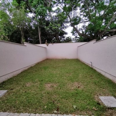 Casa Residencial com 89m², 2 quartos, 2 suítes, 2 garagens, no bairro São João Do Rio Vermelho em Florianópolis