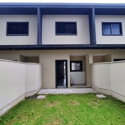 Casa Residencial com 89m², 2 quartos, 2 suítes, 2 garagens, no bairro São João Do Rio Vermelho em Florianópolis