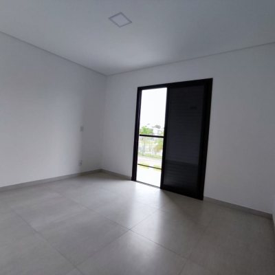 Casa Residencial com 89m², 2 quartos, 2 suítes, 2 garagens, no bairro São João Do Rio Vermelho em Florianópolis