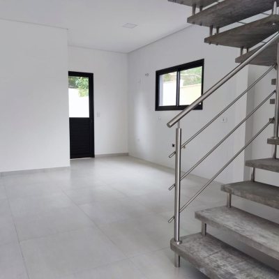 Casa Residencial com 85m², 2 quartos, 2 suítes, 2 garagens, no bairro São João Do Rio Vermelho em Florianópolis